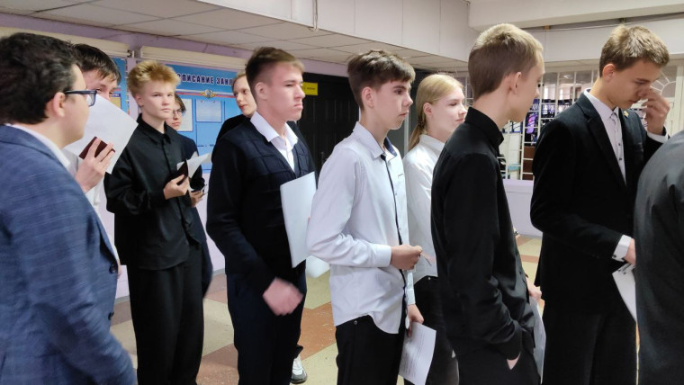 Выпускники 9 кл. сдали второй обязательный предмет – русский язык. Выпускники 9 кл. сдали второй обязательный предмет – русский язык.
